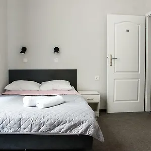 peregrinus-rooms-apartments.krakowhotelspoland.com/